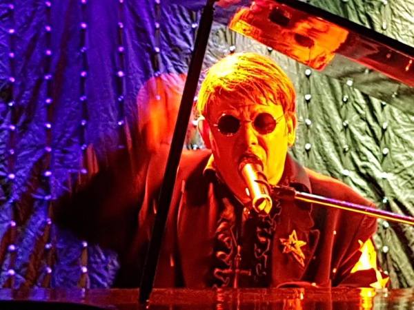 ANDY CROSBIE AS SIR ELTON JOHN - Image 5