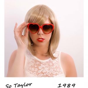 LAUREN PORTER AS TAYLOR SWIFT