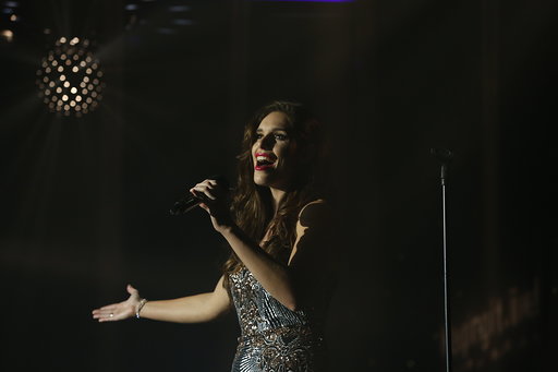 PIPPA LANGHORNE AS SHANIA TWAIN - Image 4
