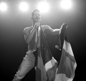 luke crawford as freddie mercury - Image 2